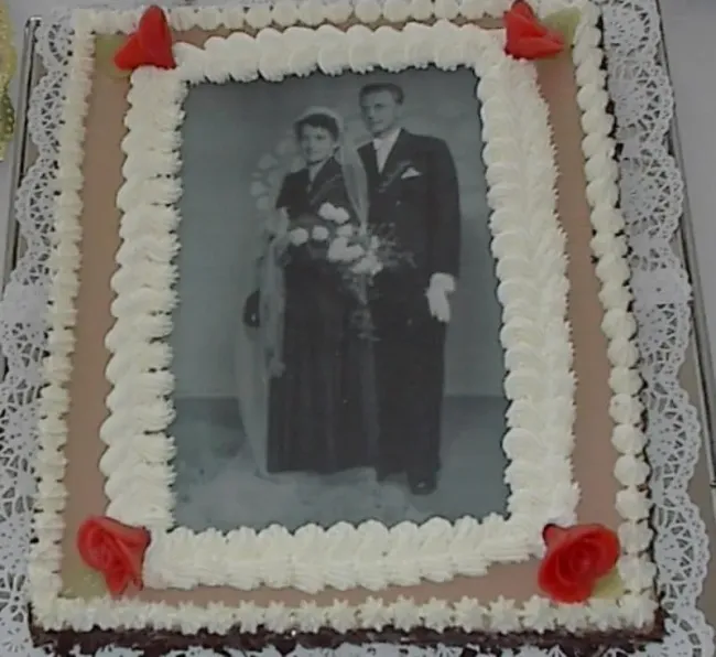 Preview: Essbares rechteckiges Tortenbild zur Hochzeit mit historischem Schwarz-Weiß-Foto und Marzipanrosen.